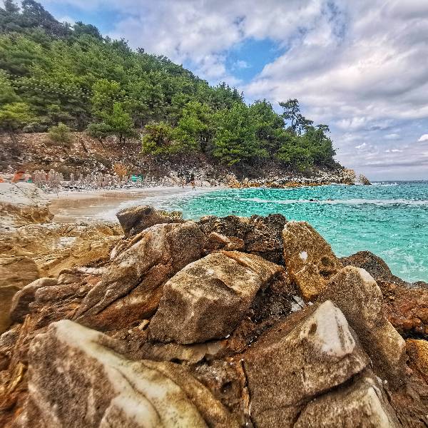 Peisaj montan cu oameni mici