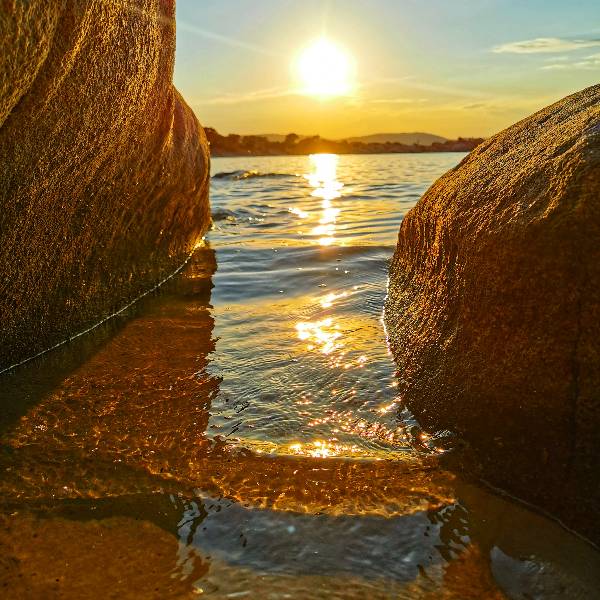 Vârf montan stâncos, peisaj dramatic