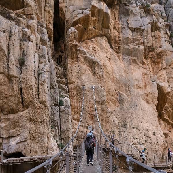 Pod suspendat între stânci imense