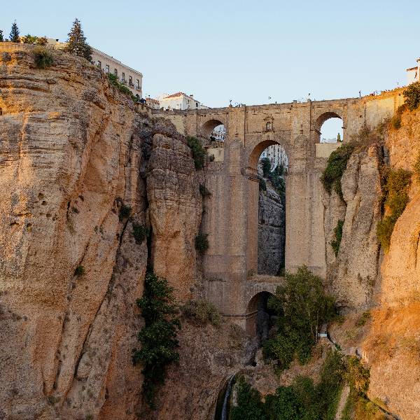 Pod impresionant peste o prăpastie