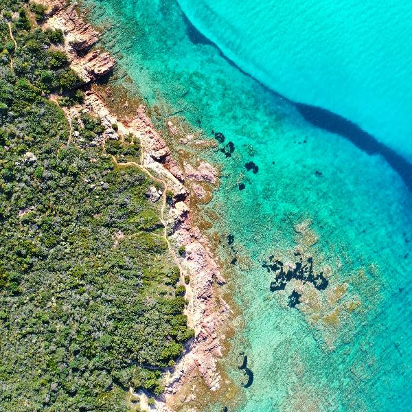 Peisaj stancos langa mare Sardinia