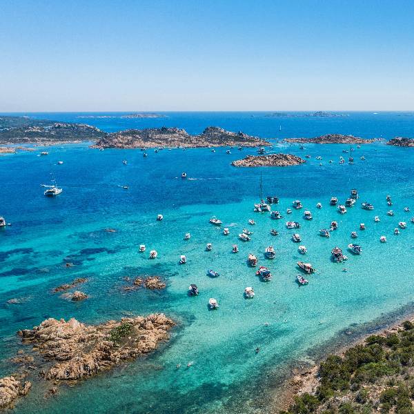 Peisaj stancos langa mare Sardinia