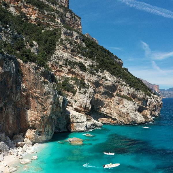 Peisaj stancos langa mare Sardinia