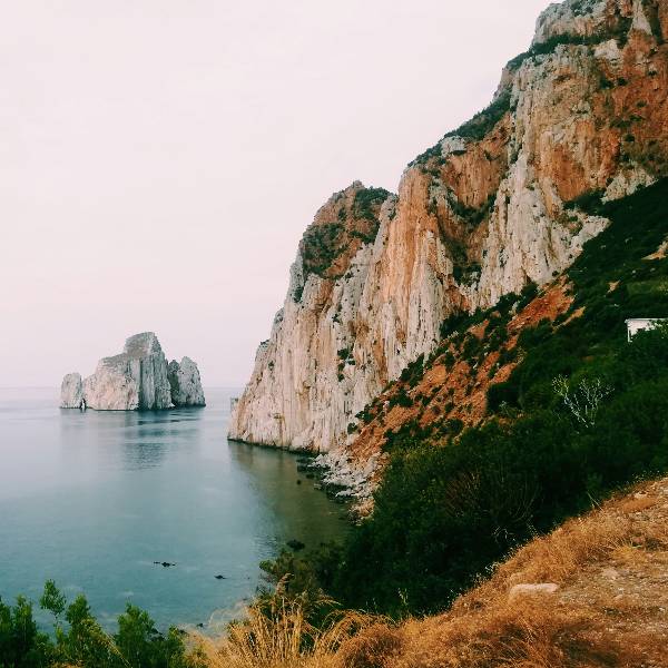 Peisaj stancos langa mare Sardinia
