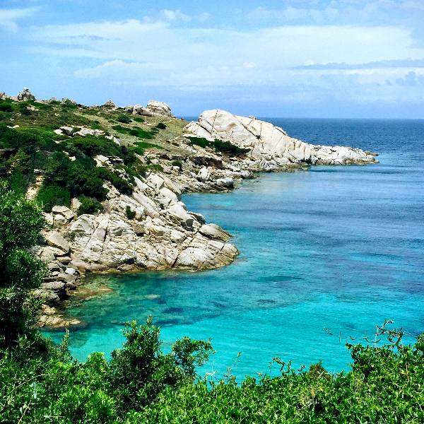Peisaj stancos langa mare Sardinia