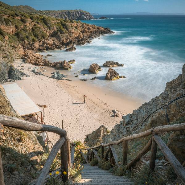 Coborare abrupta spre mare Sardinia
