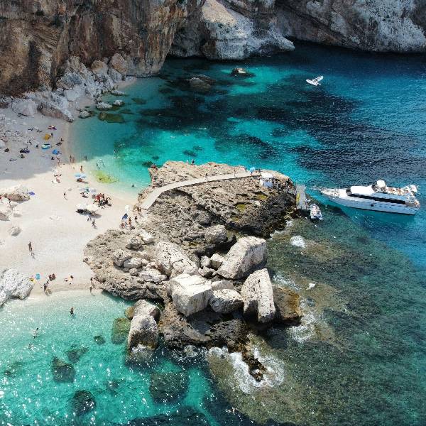 Peisaj stancos langa mare Sardinia