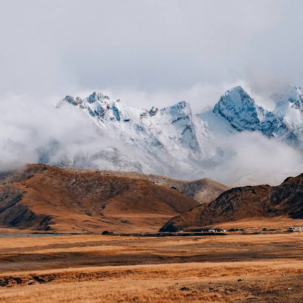 vedere spre creste inzapezite Kyrgysztan