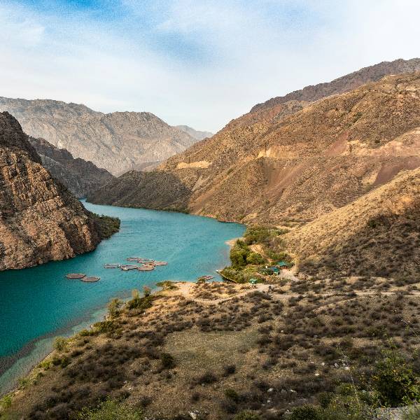 Lac montan glaciar Kyrgysztan