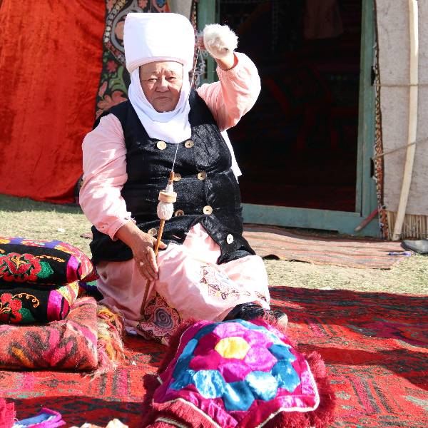 localnica imbracata traditional Kyrgysztan