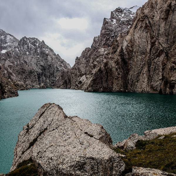 Lac glaciar munti stancosi Kyrgysztan