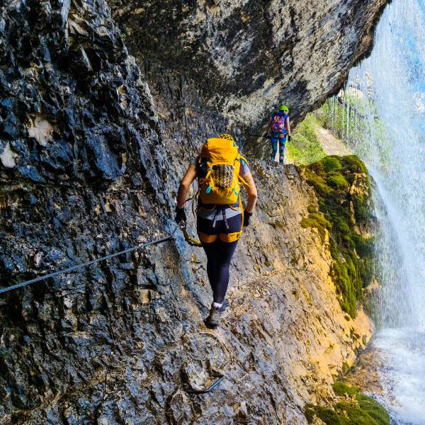 Lacul turcoaz în munți, persoană fericită