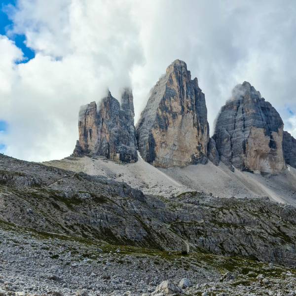 Escaladă pe stâncă lângă apă