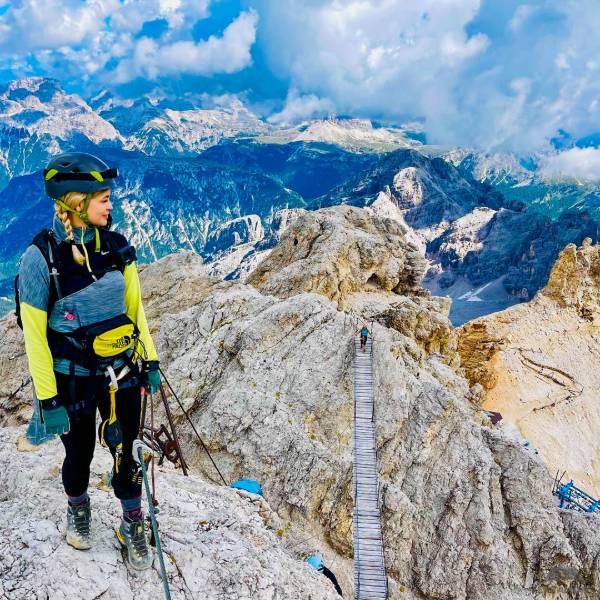 Vârfuri montane în nori.