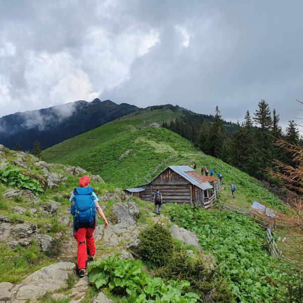 Cum ne îmbrăcăm pe drumețiile montane